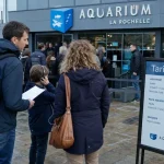 Aquarium La Rochelle tarif : famille devant les billets au Vieux Port