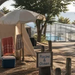 Camping la rochelle : tente dans un camping, piscine couverte et mer au loin