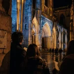 Luminescence la rochelle : visiteurs et cathédrale illuminée la nuit