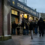 Visiter le stade de la Rochelle : entrée du stade Marcel-Deflandre et file de supporters