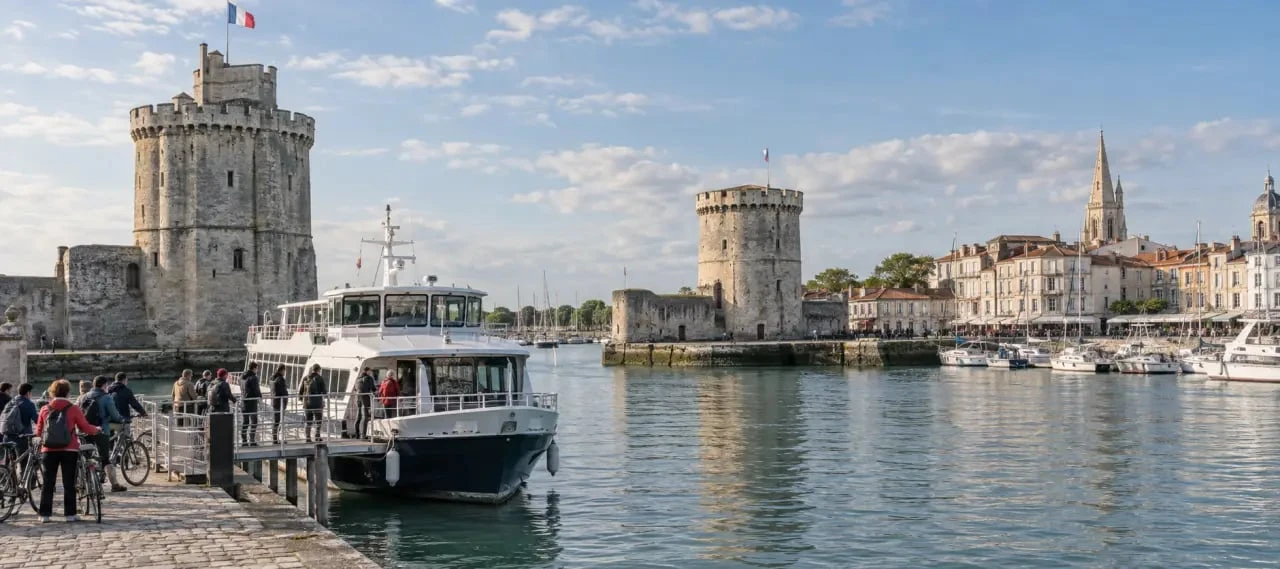 Embarcadère île de Ré La Rochelle au Vieux-Port au pied des tours