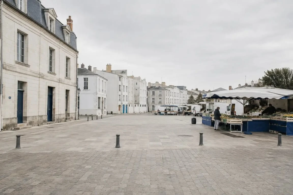 Marché port neuf la rochelle, vue large de la place de l’Ile de France avec étals alimentaires un jeudi matin