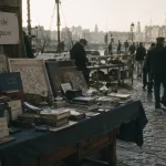 Marché aux puces La Rochelle : stands de livres et passants sur place