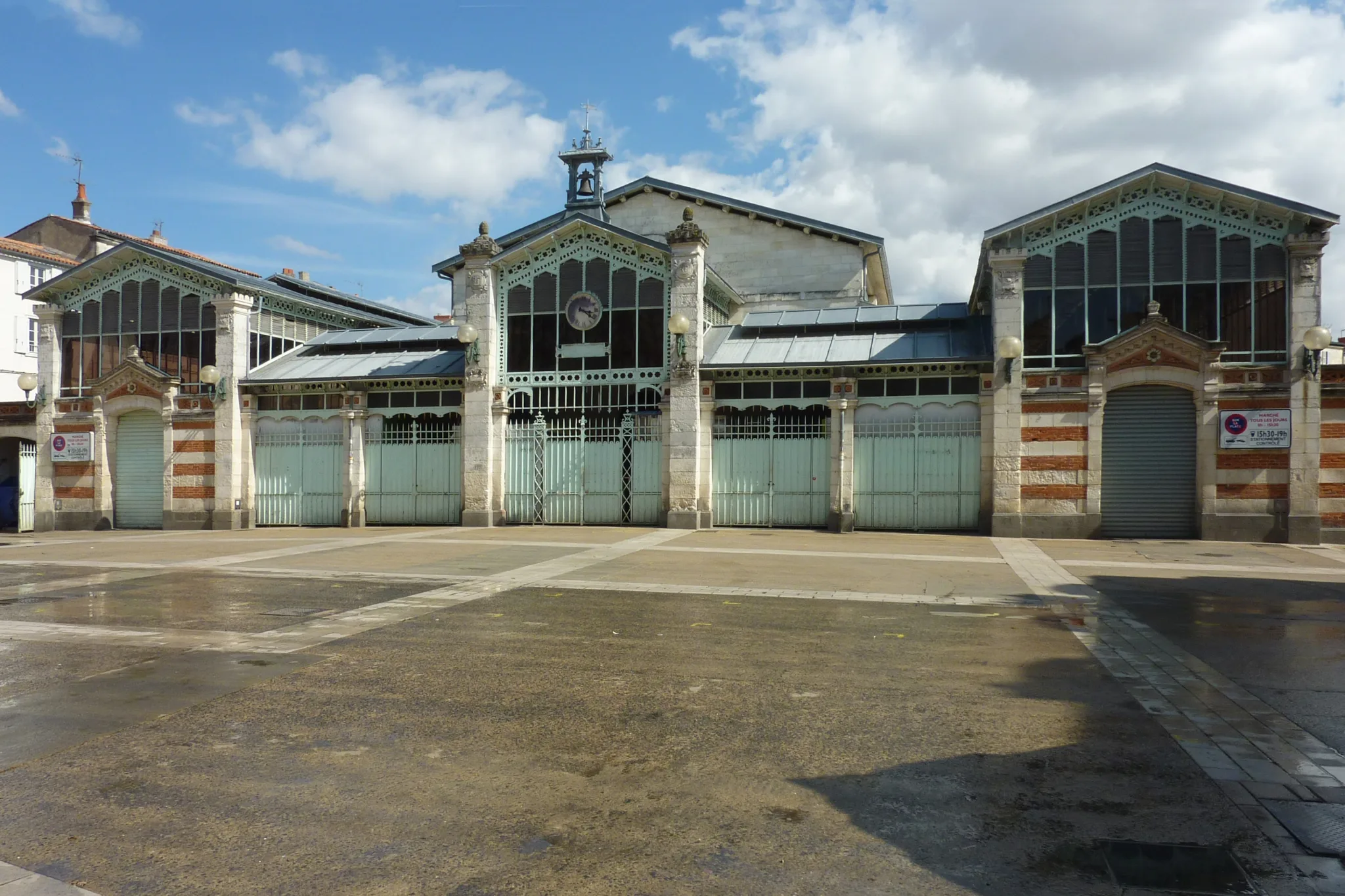 Les Halles du marché central, place du Marché, photographiées en septembre 2013. Les créneaux figurent dans les tableaux ci-dessous.