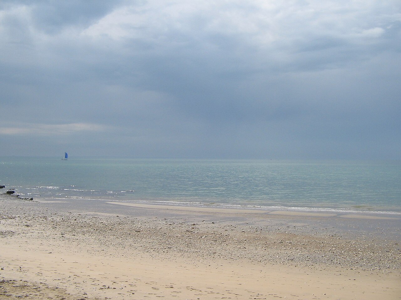 Le bord de mer sur la plage de Chef de Baie