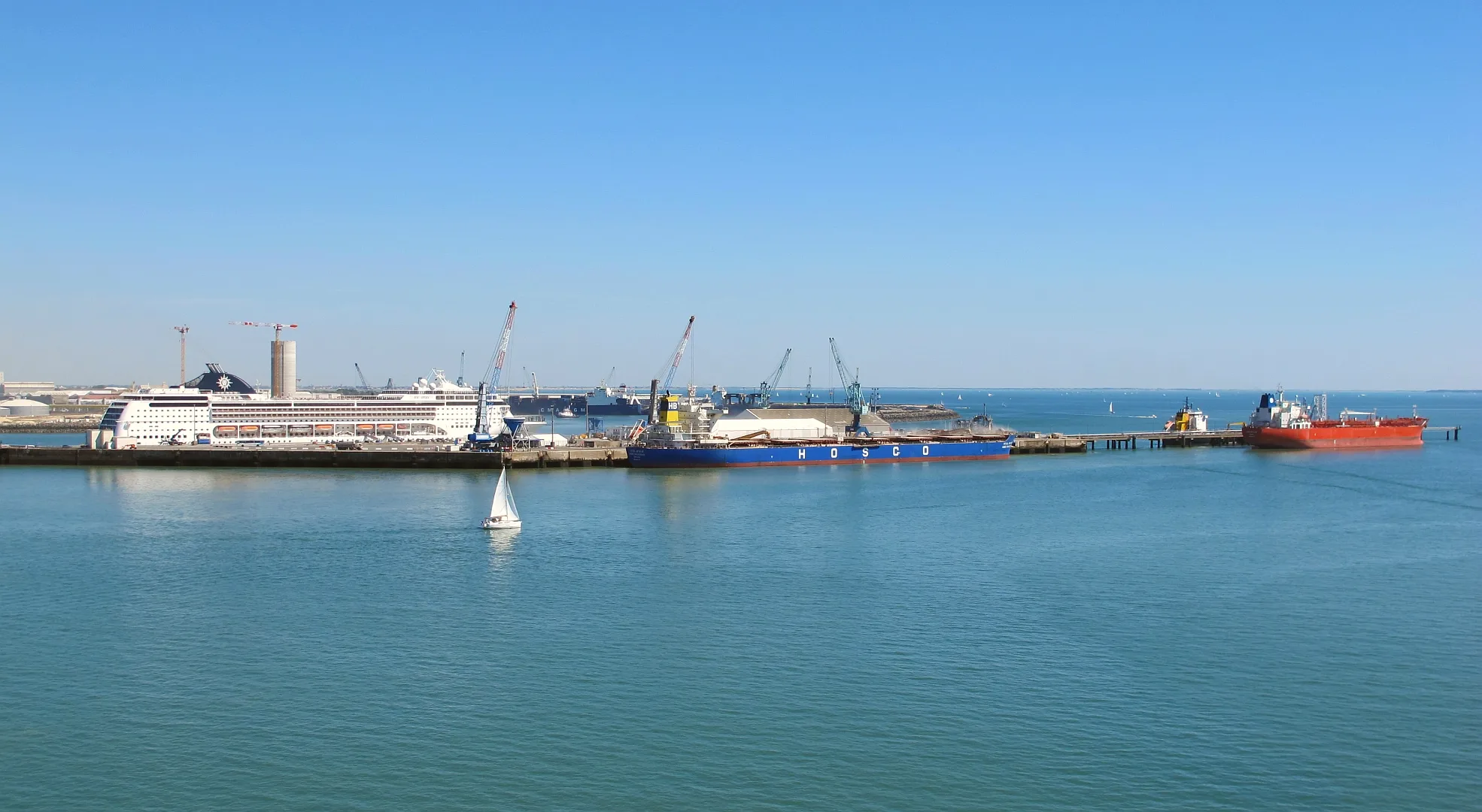 Le port de La Pallice vu depuis le pont de l’île de Ré en juillet 2012. Le marché se tient dans le quartier, boulevard du Maréchal Lyautey.