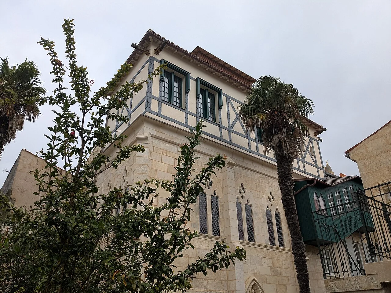 Maison de Pierre Loti : vue de la salle gothique et de la chambre basque depuis le jardin