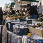 Marché de la pallice la rochelle : étal poissons et huîtres, dimanche matin